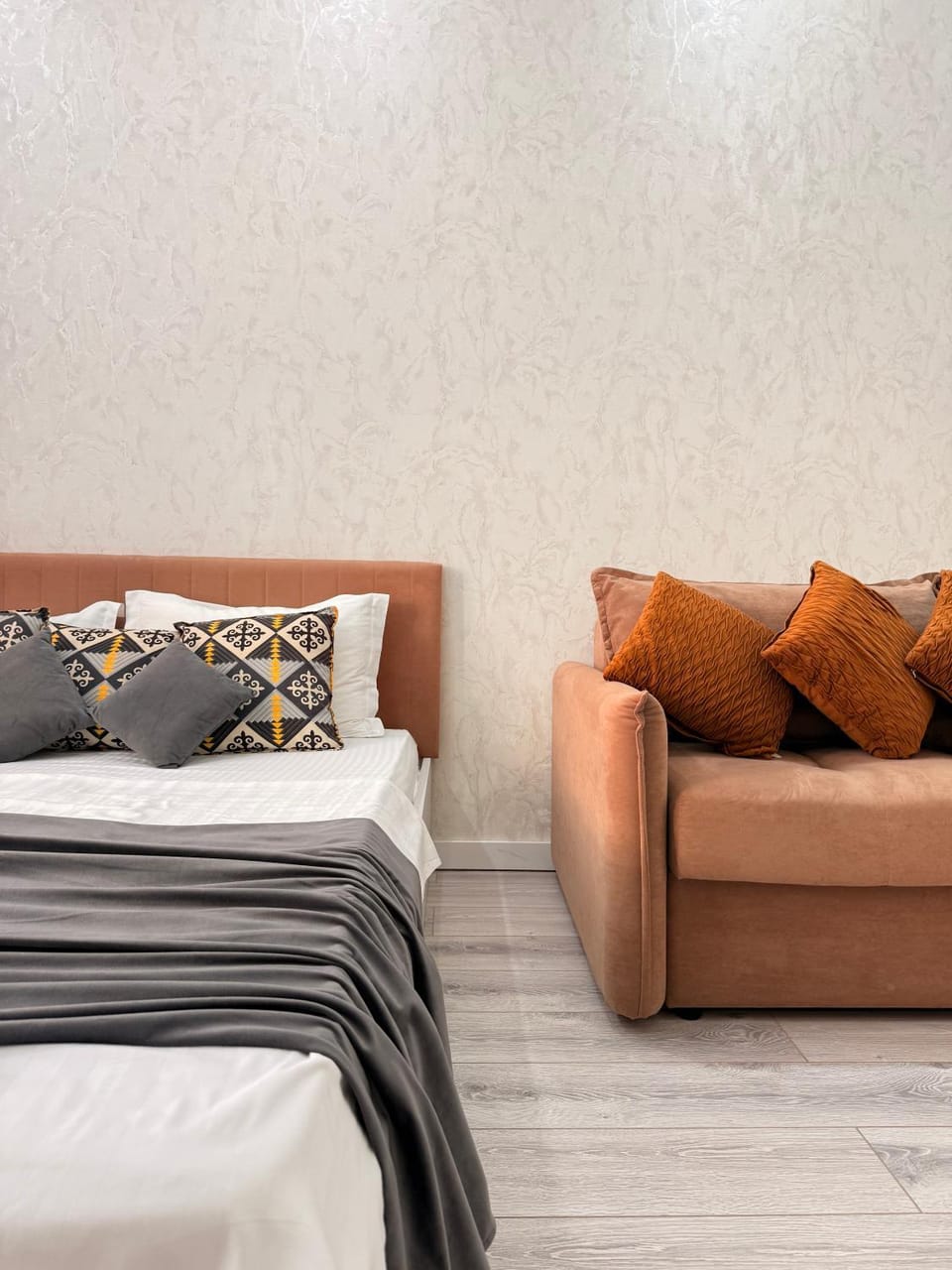 Bed, Living room, Photo of the whole room, Seating area, Bedroom