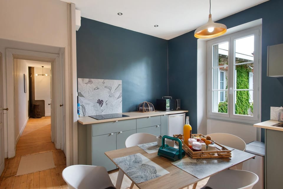Property building, Kitchen or kitchenette, Living room