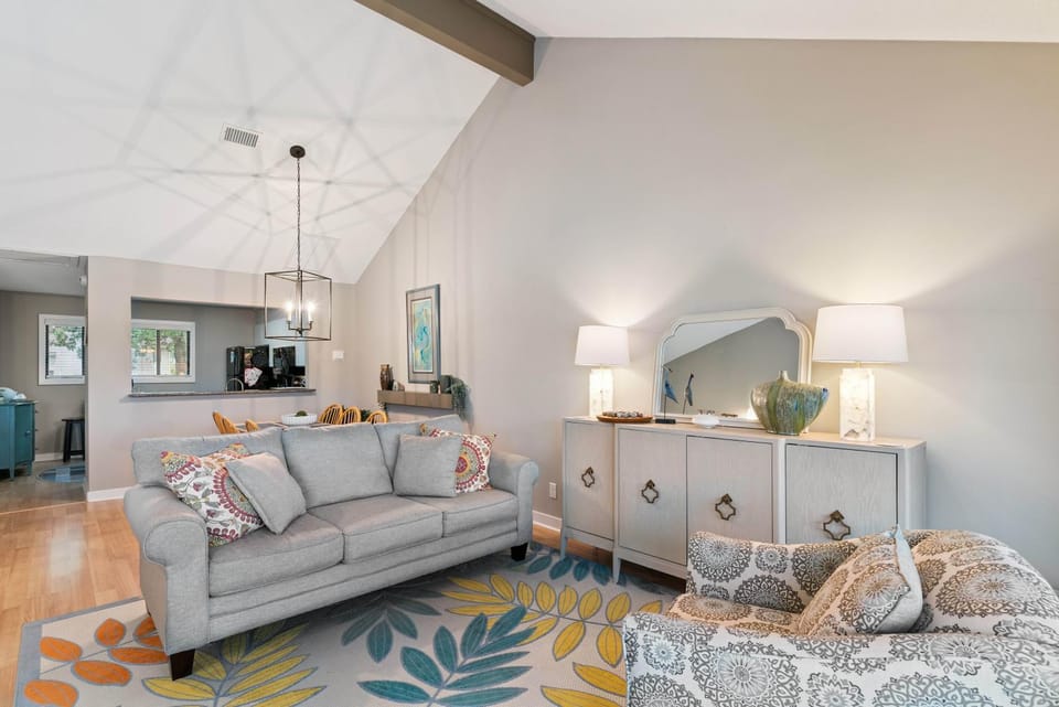 Coastal Sea Palms Retreat - Golf Views & Screened Porch House in Saint Simons Island