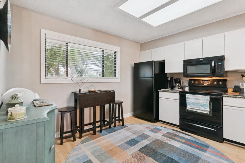 Coastal Sea Palms Retreat - Golf Views & Screened Porch House in Saint Simons Island