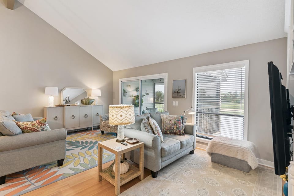 Coastal Sea Palms Retreat - Golf Views & Screened Porch House in Saint Simons Island