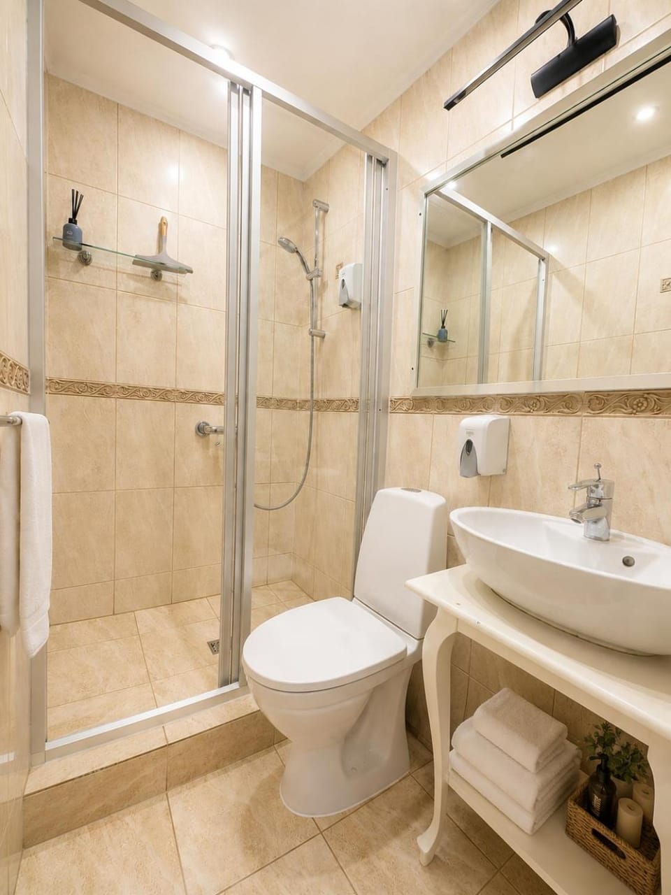 Shower, Toilet, Bathroom, towels
