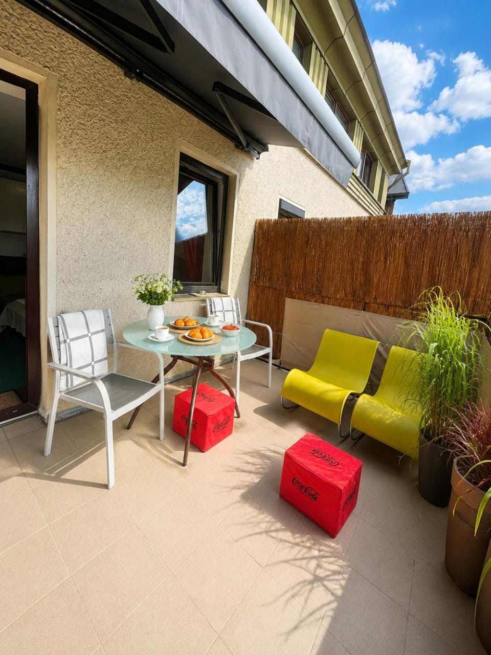Property building, Patio, Day, View (from property/room), Balcony/Terrace, Seating area, Dining area