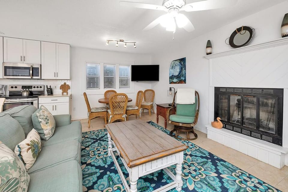 Ocean Tabby - St Simons Island Village Condo Near Pier & Beach House in Saint Simons Island