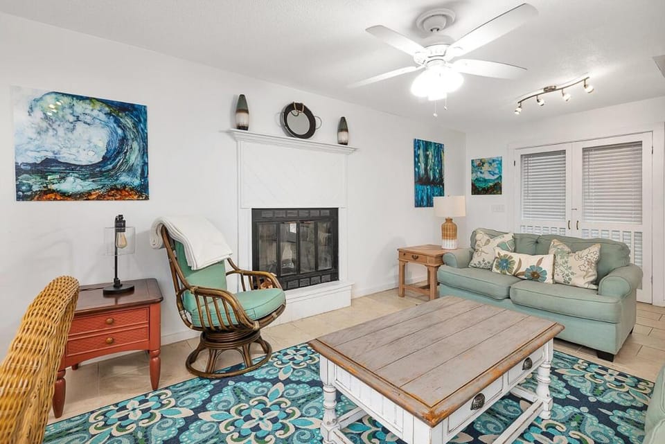 Ocean Tabby - St Simons Island Village Condo Near Pier & Beach House in Saint Simons Island