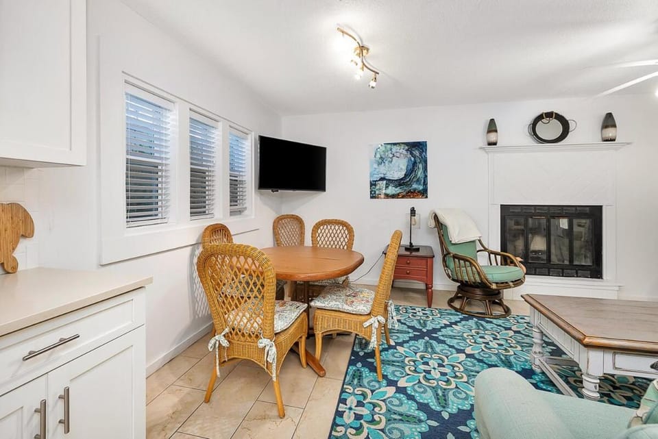 Ocean Tabby - St Simons Island Village Condo Near Pier & Beach House in Saint Simons Island