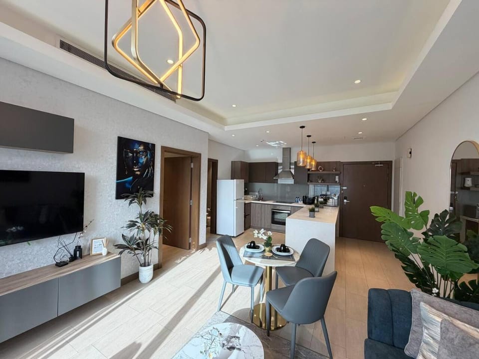 TV and multimedia, Kitchen or kitchenette, Living room, Photo of the whole room, Seating area, Dining area