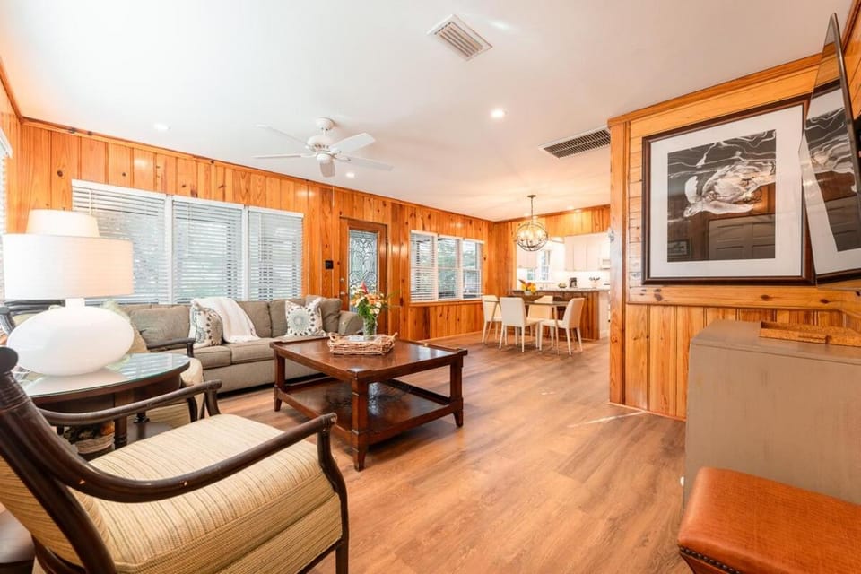 Put it in Park Cottage - Neptune Park St Simons Island Walk-to-Pier Rental House in Saint Simons Island