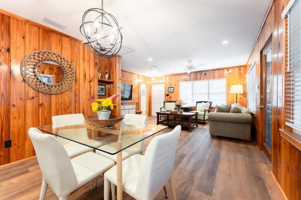 Put it in Park Cottage - Neptune Park St Simons Island Walk-to-Pier Rental House in Saint Simons Island