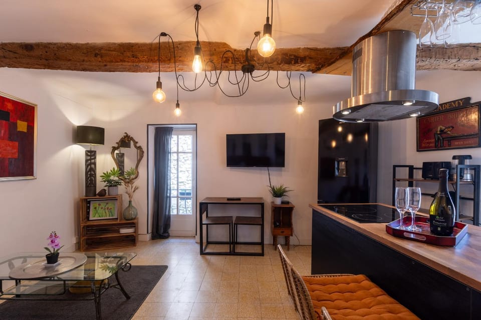 Communal lounge/ TV room, TV and multimedia, Dining area, oven, stove