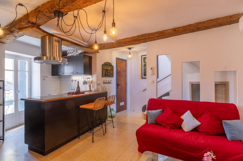 Living room, Dining area, minibar, oven, stove