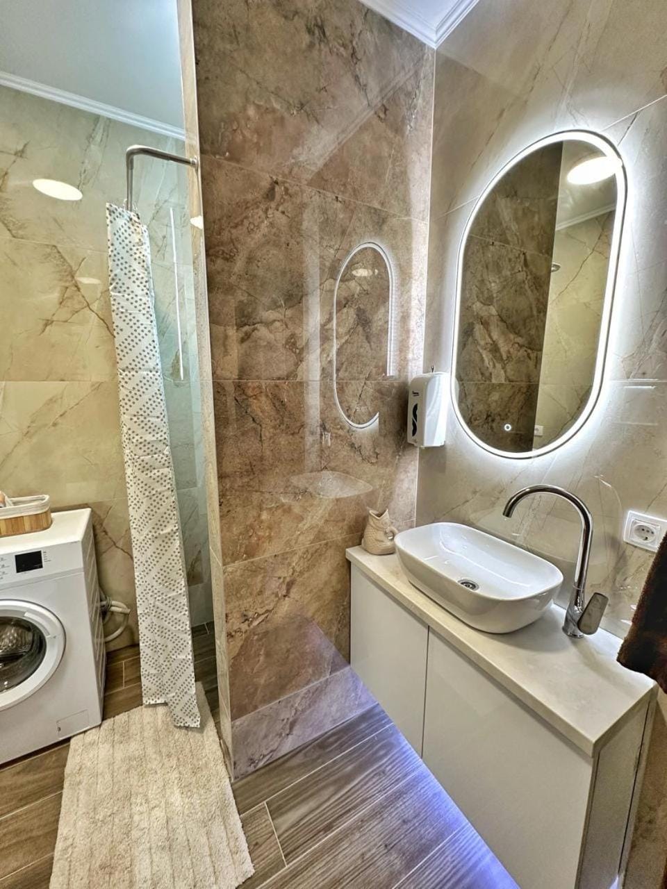Shower, Toilet, Bathroom, towels, washing machine