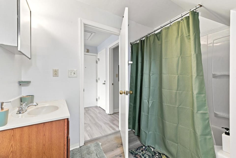 1BR 1Bath East Liberty Entire Apartment w Balcony Apartment in East Liberty