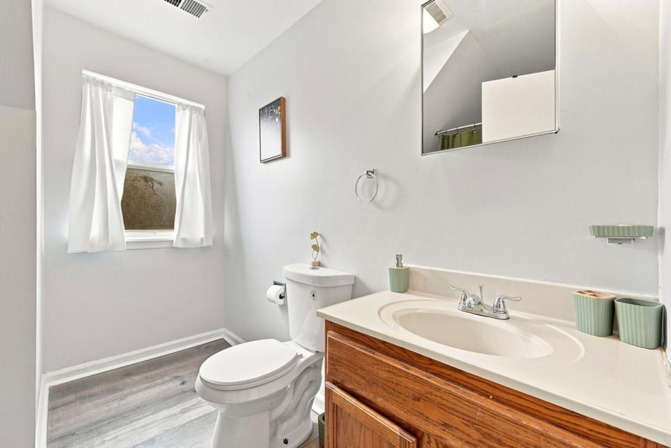 1BR 1Bath East Liberty Entire Apartment w Balcony Apartment in East Liberty