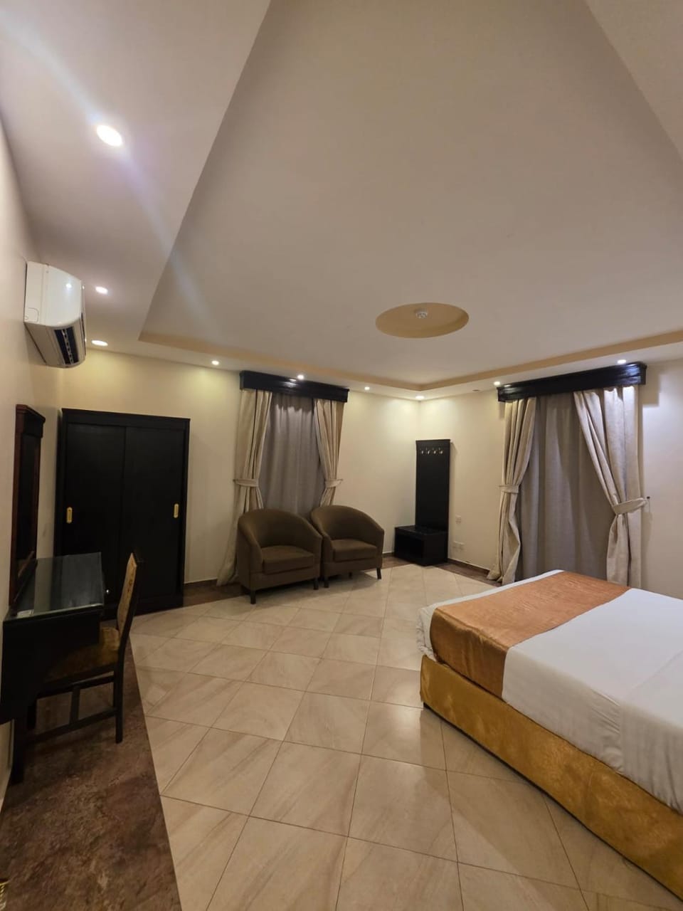 Bed, Seating area, Bedroom