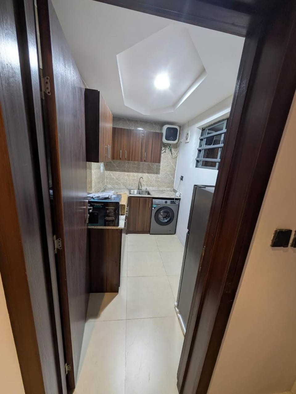 Kitchen or kitchenette, oven, washing machine