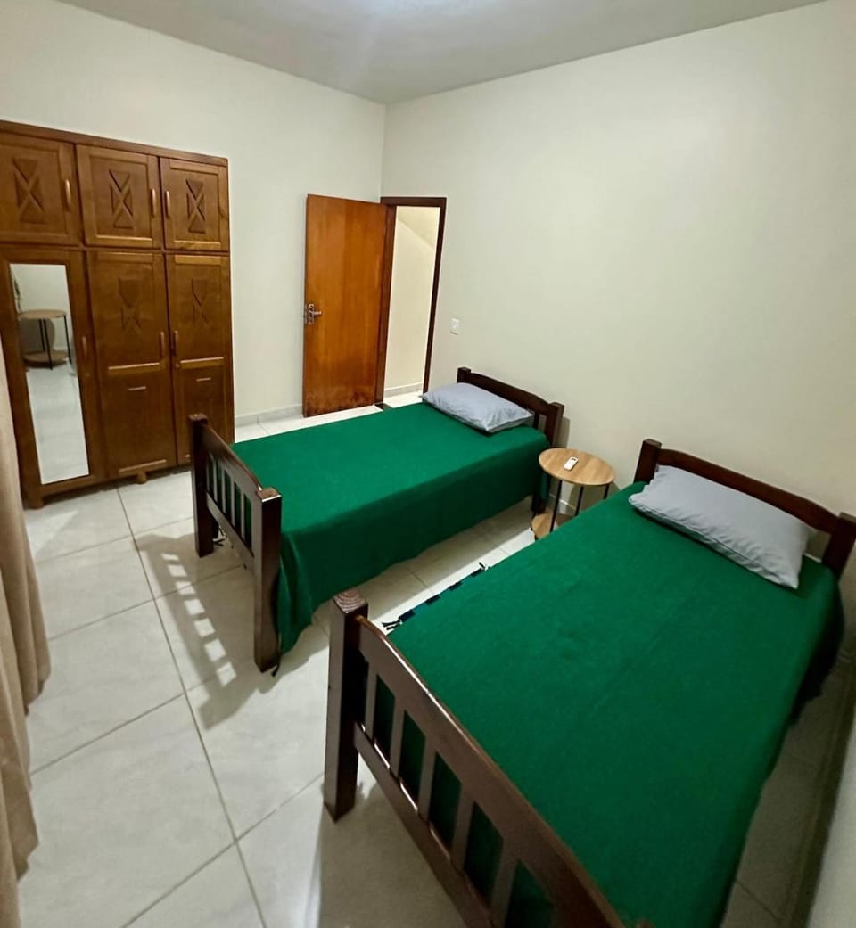 Casa completa - ar, wifi, garagem para 2 carros Apartment in Trindade