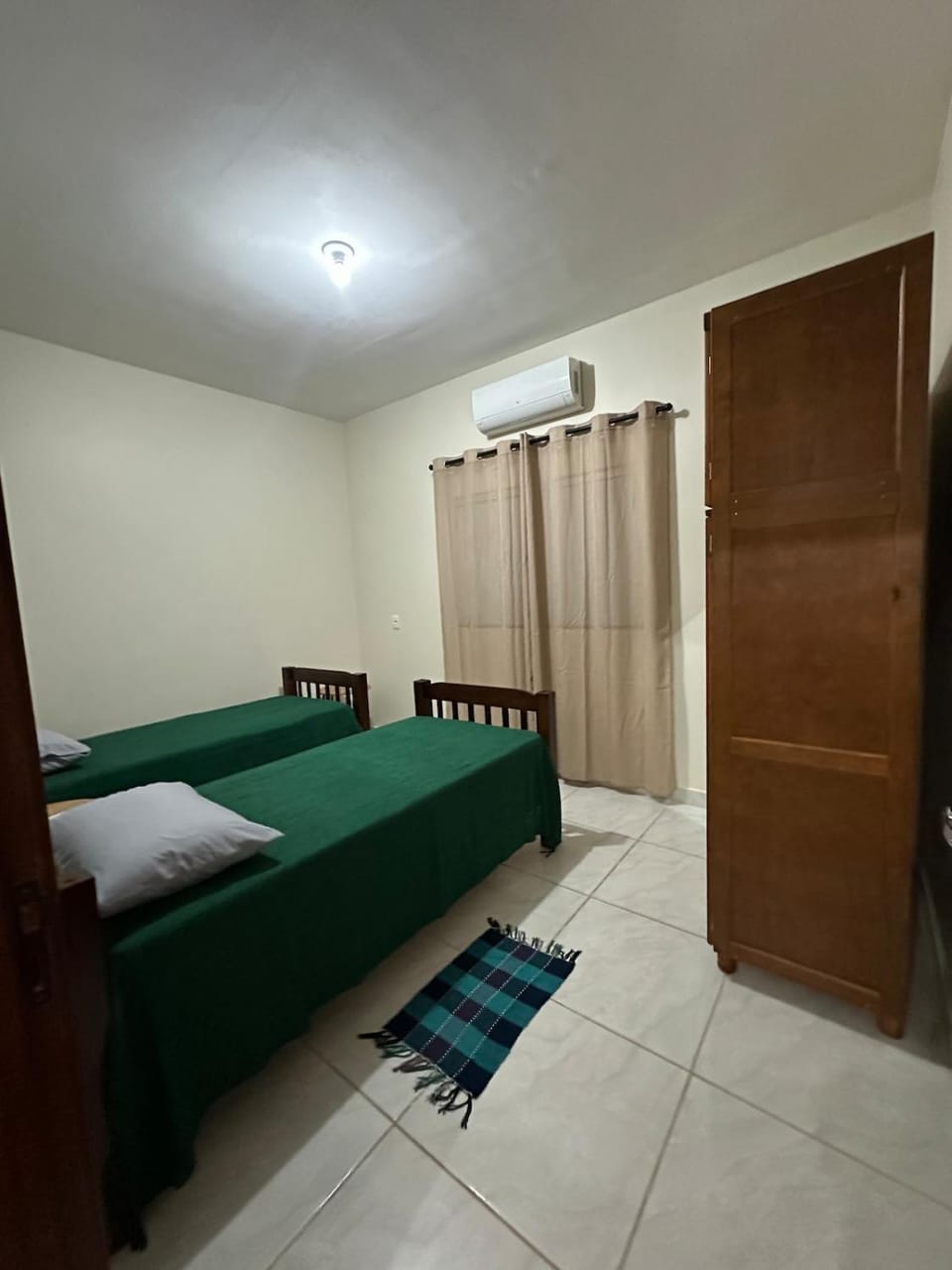 Casa completa - ar, wifi, garagem para 2 carros Apartment in Trindade