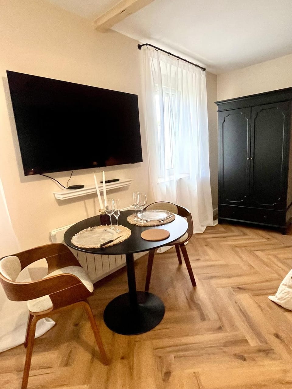 Seating area, Dining area
