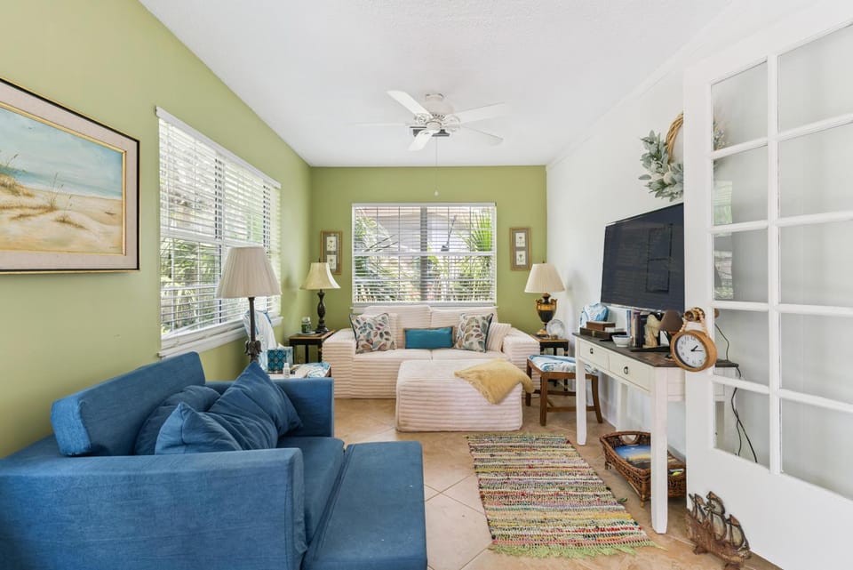 Pet Friendly Retreat - 3BR with Sunroom, Spacious Kitchen & Close to Beach House in Saint Simons Island