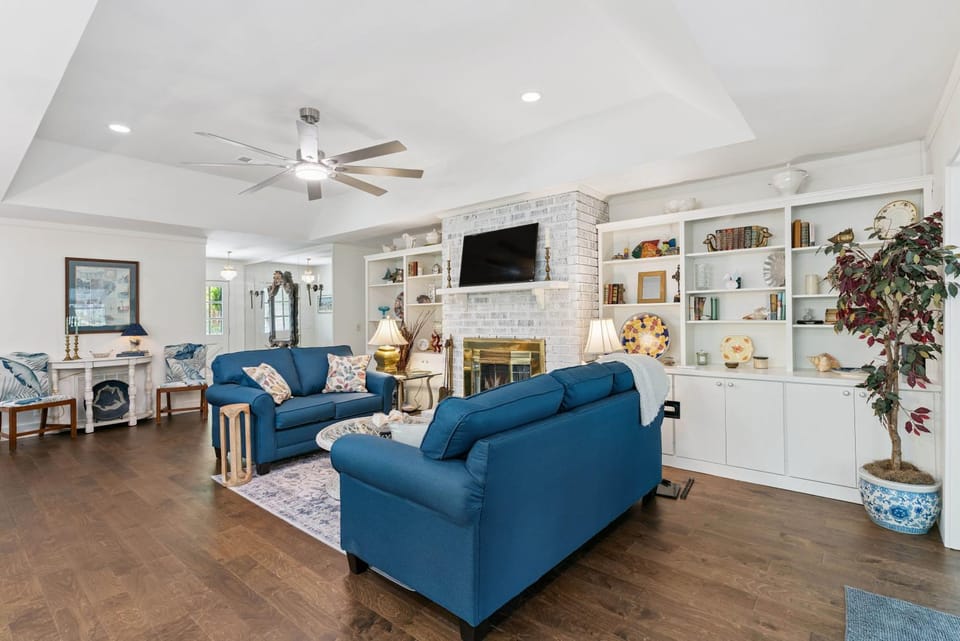 Pet Friendly Retreat - 3BR with Sunroom, Spacious Kitchen & Close to Beach House in Saint Simons Island