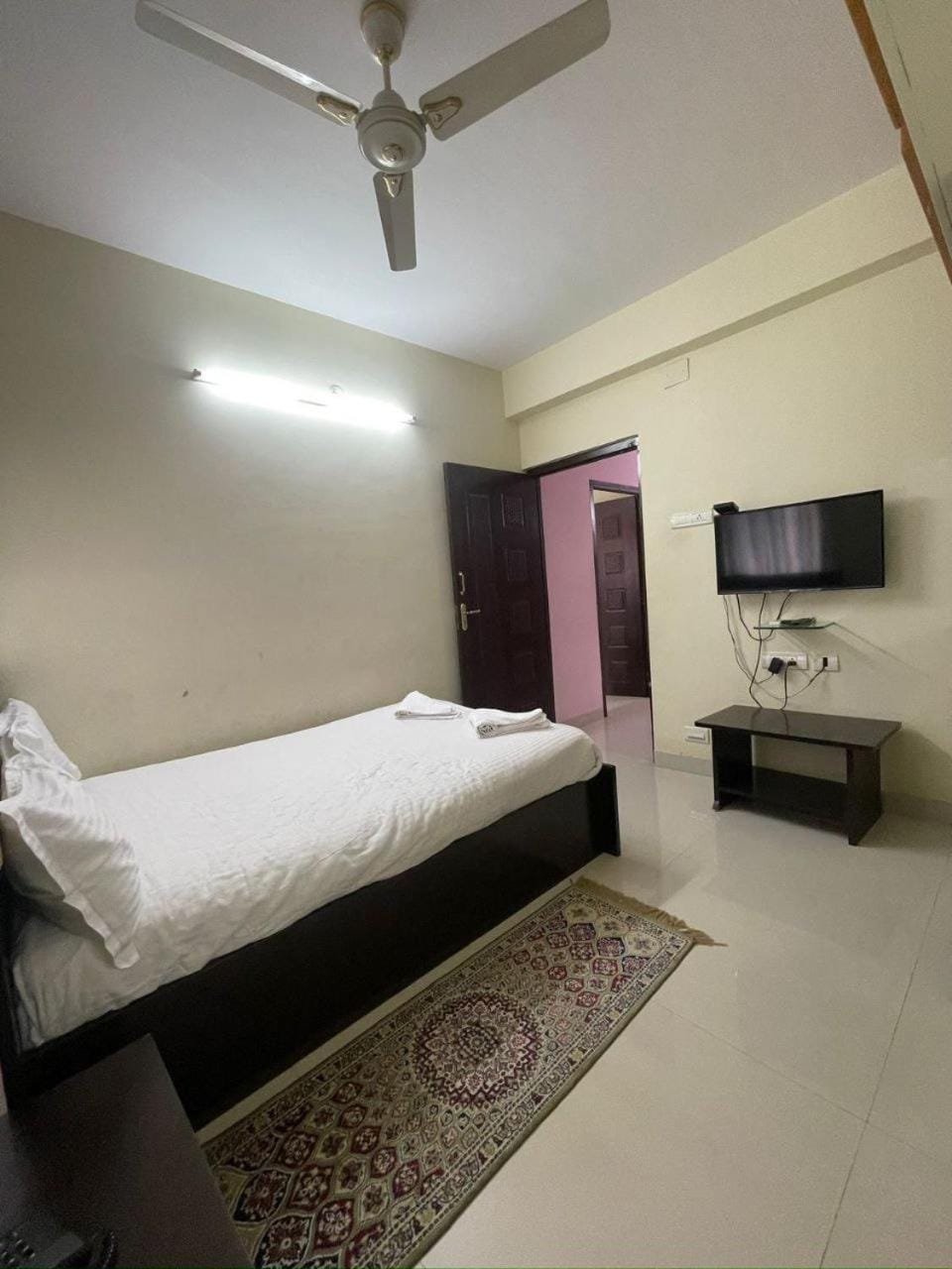 Bed, TV and multimedia, Photo of the whole room, Bedroom, air conditioner