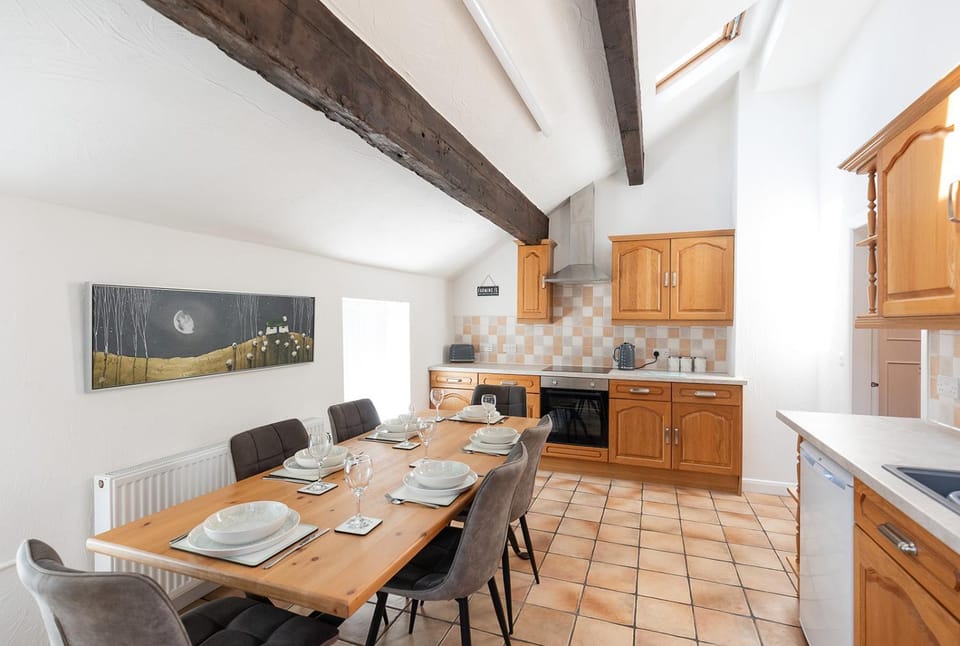 KEEPERS COTTAGE - Peaceful Farm Cottage & Hot Tub in Holmfirth House in Holmfirth