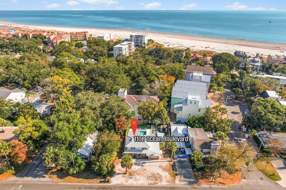 The BIG Peach on the Beach - Pool, Putting Green & Walk to the Beach Villa in Saint Simons Island