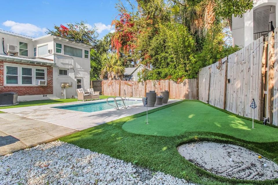 The BIG Peach on the Beach - Pool, Putting Green & Walk to the Beach Villa in Saint Simons Island