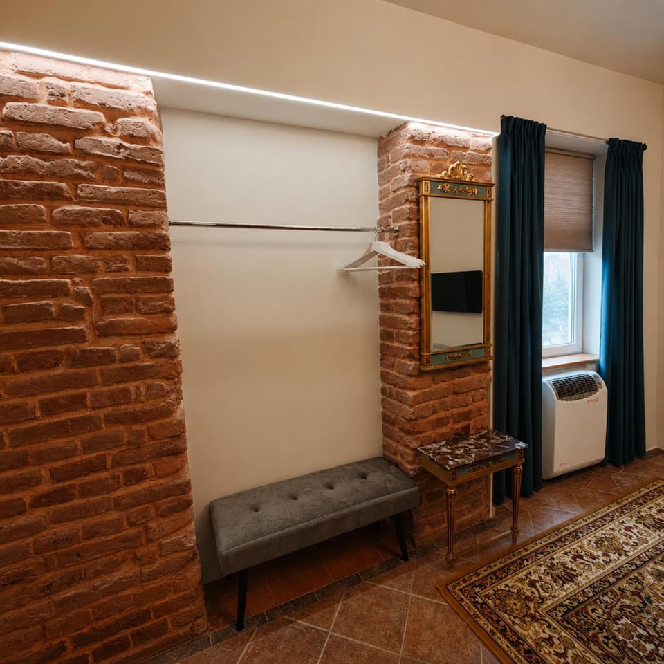 Communal lounge/ TV room, wardrobe