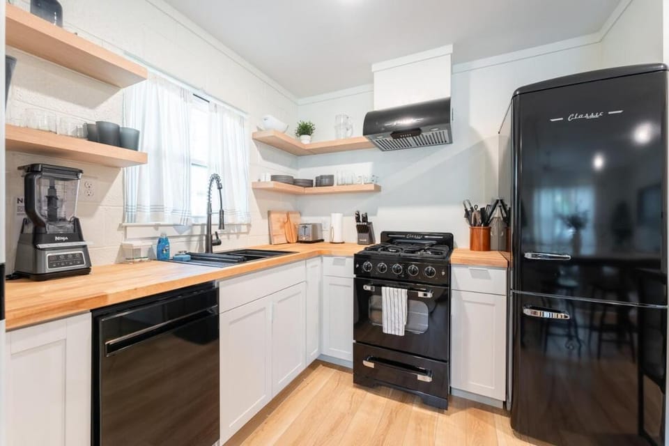 Luxury Beach Retreat Near Pier Village - The Black Pearl on St Simons Island House in Demere Park