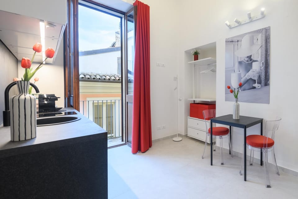 Kitchen or kitchenette, Living room, Seating area, Dining area