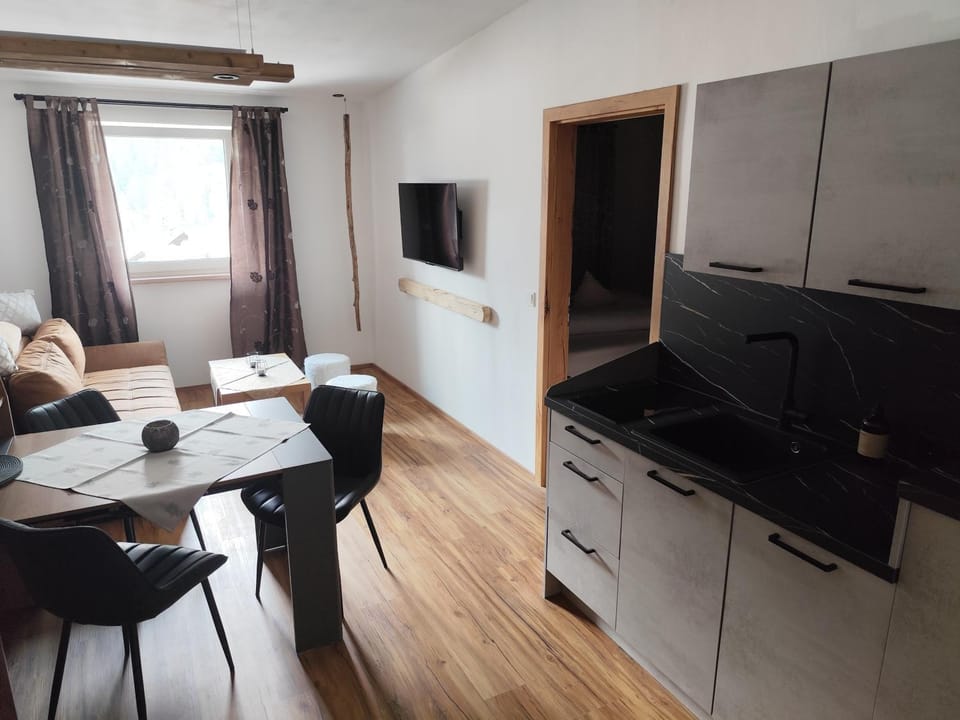 Communal lounge/ TV room, Kitchen or kitchenette, Seating area, Dining area