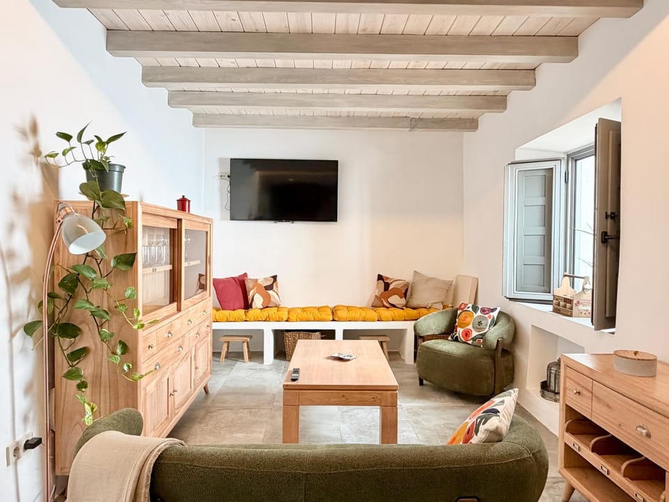 Communal lounge/ TV room, TV and multimedia, Living room