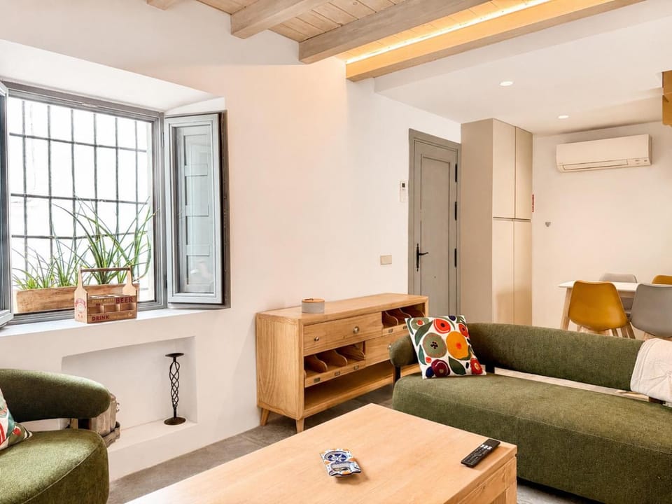 Living room, Seating area, air conditioner