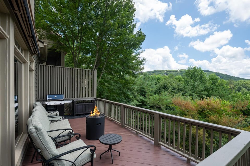 The Perch - Big Canoe, GA - Soak in Your Own Private Hot Tub, Warm Up in the In-Home Sauna, and Stretch Out Across Three Spaciou House in Big Canoe