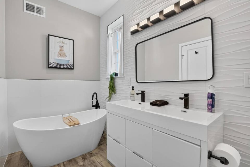 Elegant 4BR Roof Deck & Movie Rm 8 Min to CHOP House in Philadelphia