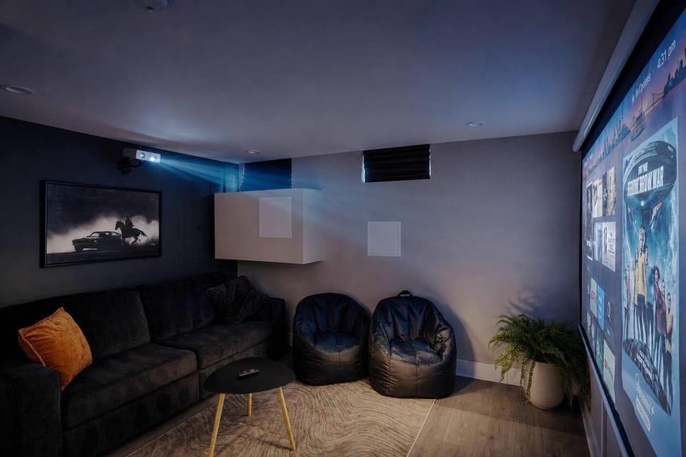 Elegant 4BR Roof Deck & Movie Rm 8 Min to CHOP House in Philadelphia