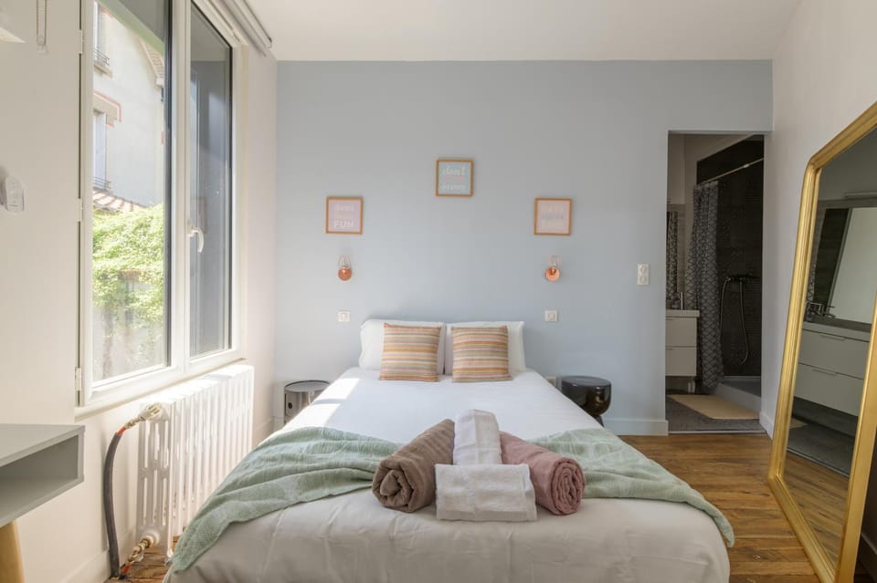 Photo of the whole room, Bedroom, towels
