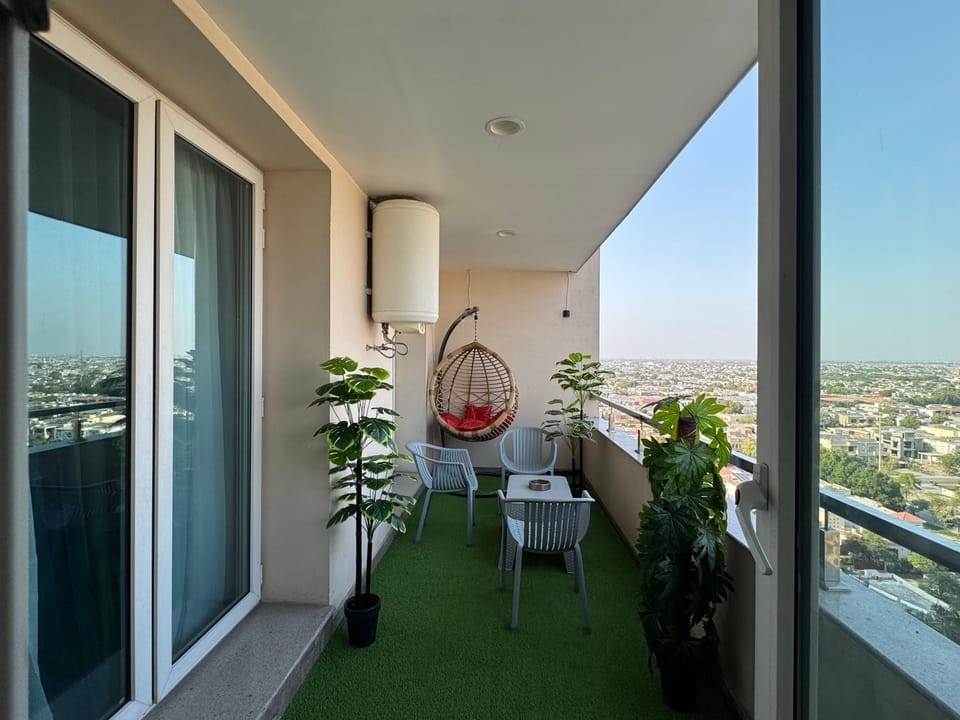 Day, View (from property/room), Balcony/Terrace, Living room, Seating area