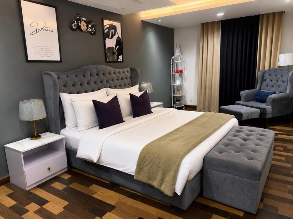 Bed, Living room, Photo of the whole room, Seating area, Bedroom