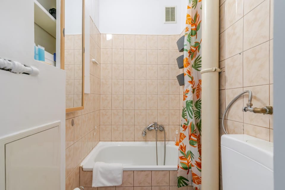 Bathroom, Bath, towels