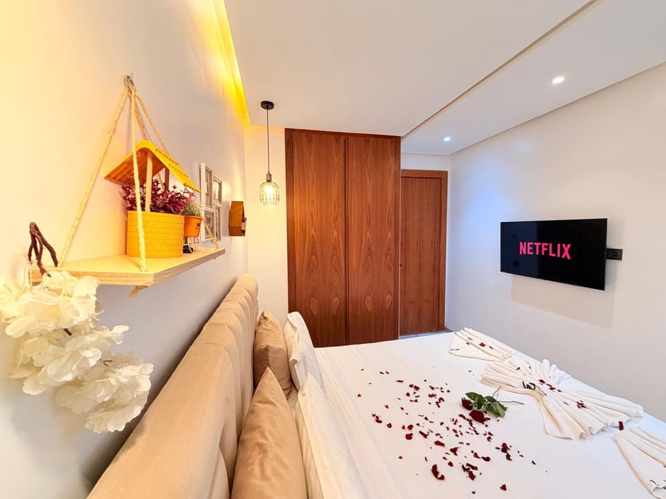 Bed, TV and multimedia, Photo of the whole room, Bedroom, wardrobe