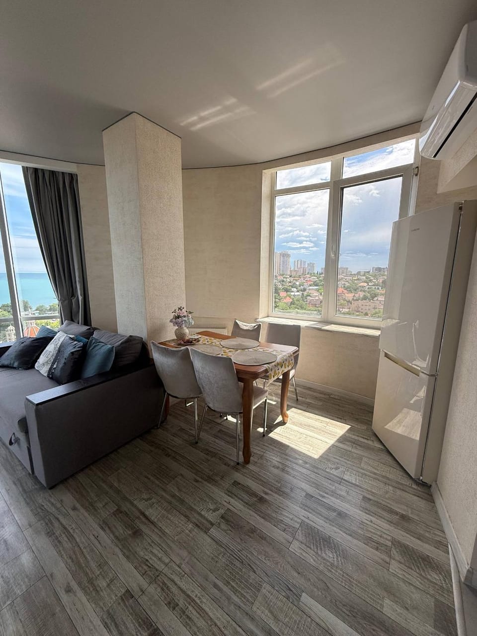 View (from property/room), Living room, Dining area