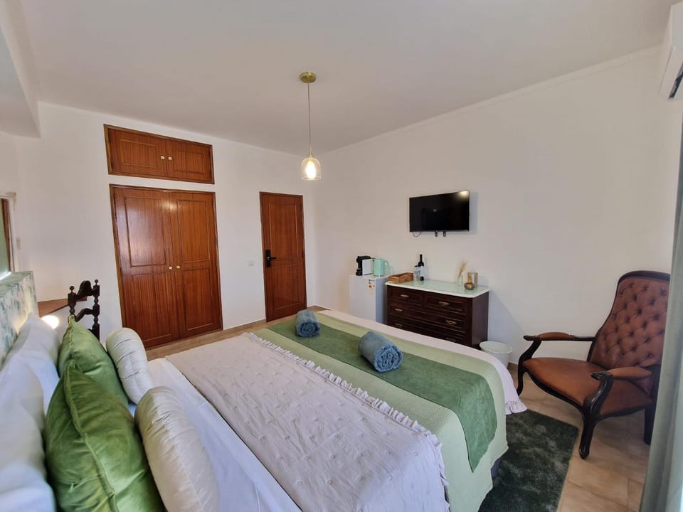 Portimão Guest House - Suites & Rooms, Rooftop River View, BBQ & AC Bed and Breakfast in Portimao