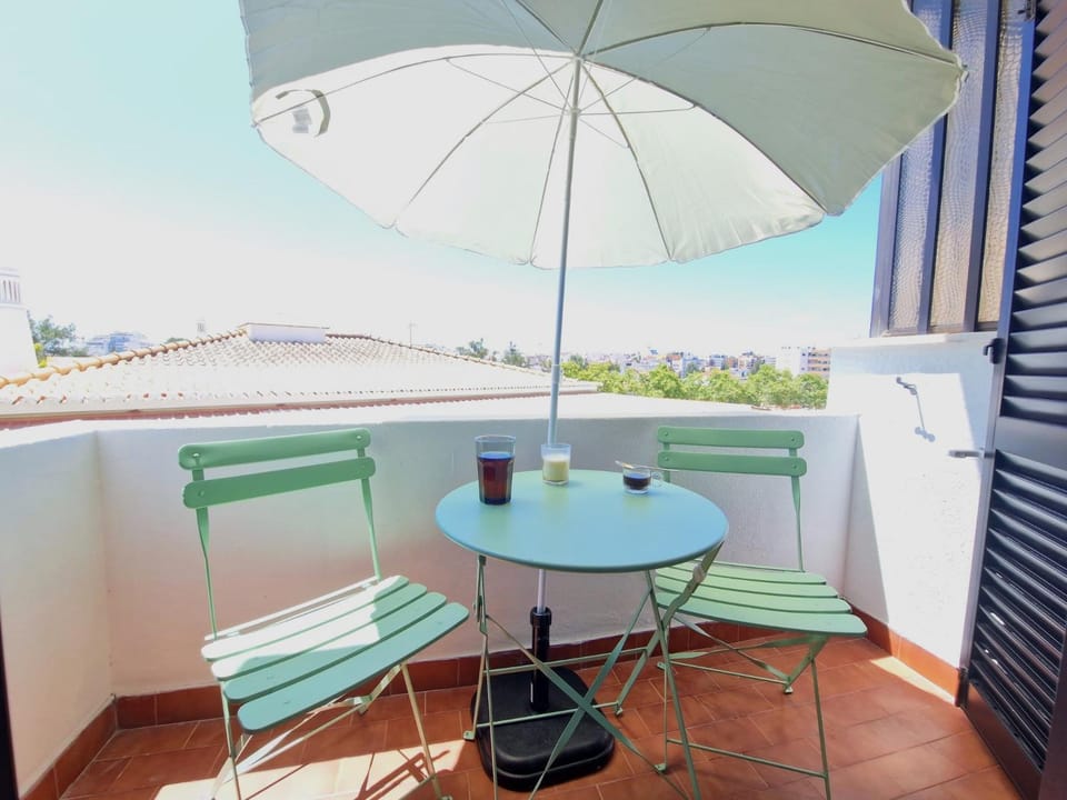 Portimão Guest House - Suites & Rooms, Rooftop River View, BBQ & AC Bed and Breakfast in Portimao