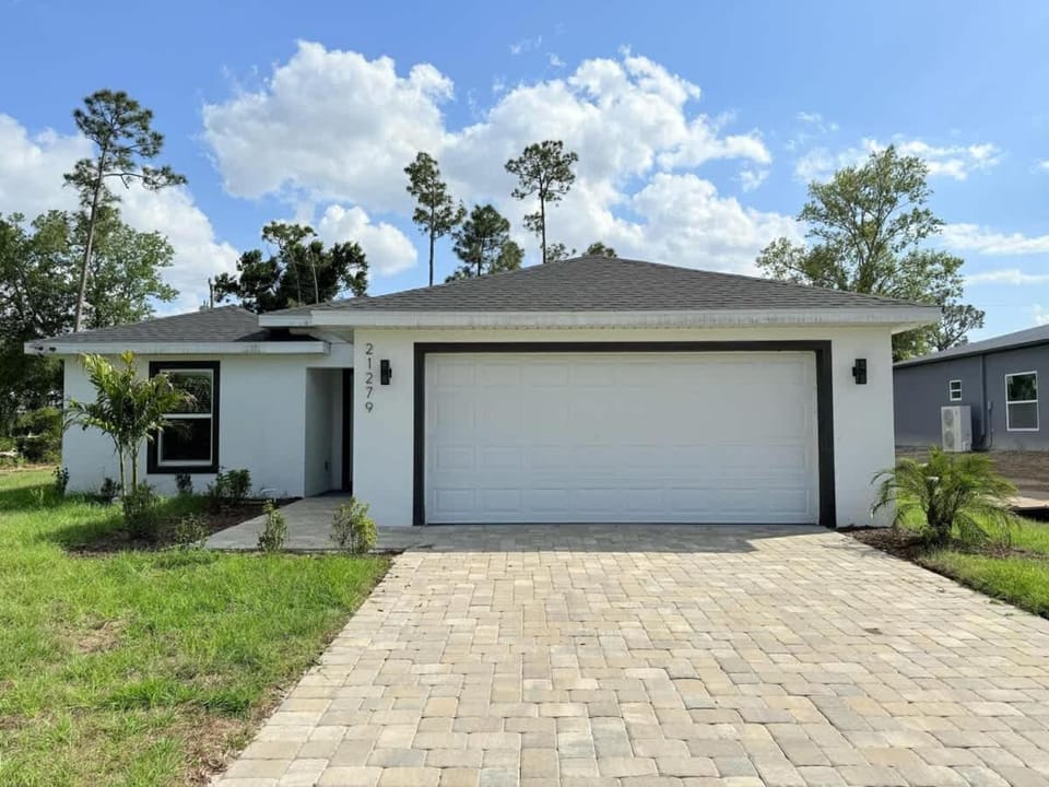 Sunshine Retreat NEW 3BR 2BA King Bed and Garage House in North Port