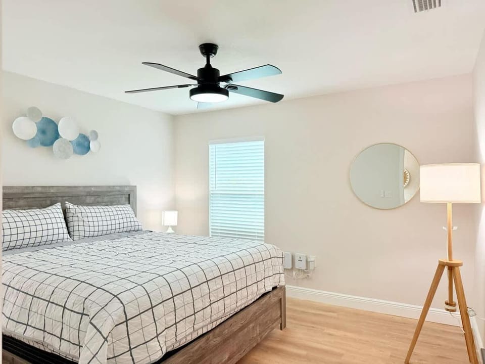 Sunshine Retreat NEW 3BR 2BA King Bed and Garage House in North Port