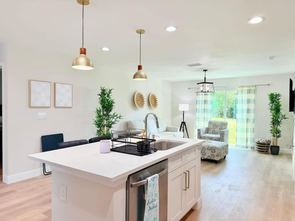 Sunshine Retreat NEW 3BR 2BA King Bed and Garage House in North Port