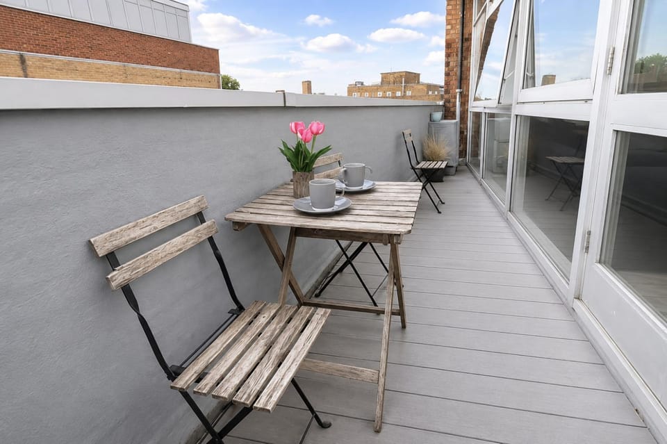Day, View (from property/room), Balcony/Terrace, Decorative detail, Seating area, Dining area